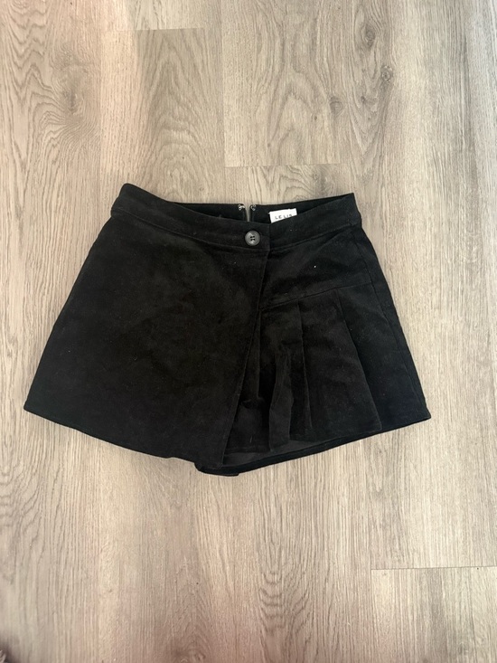 Le Lis Dresses & Skirts - Black Pleated Skort with Button Front